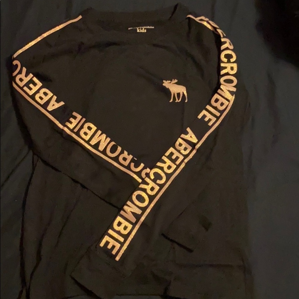 blue abercrombie shirt with light pink glitter